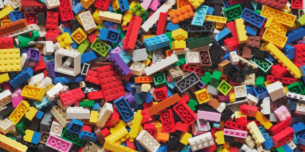 Many legos of different sizes and colors