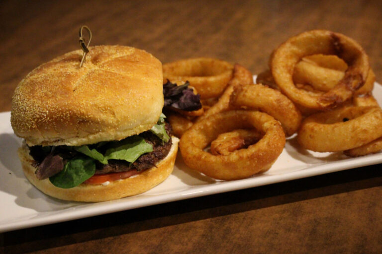 Chameleons burger and onion rings 768x512