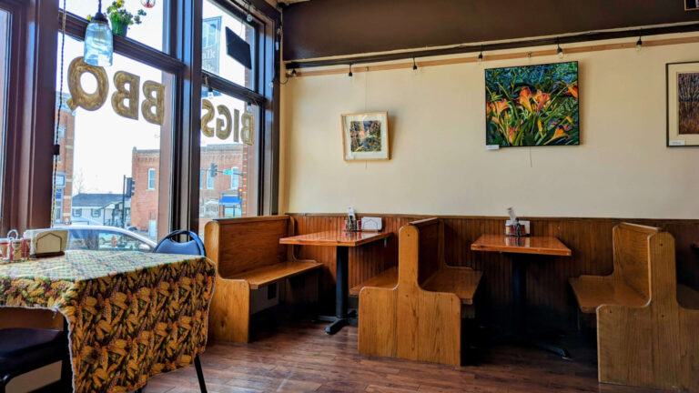 BBBQ window seating corner 768x432
